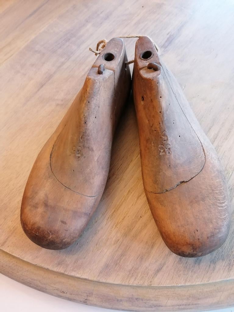 Oude houten schoenleesten, Ophalen