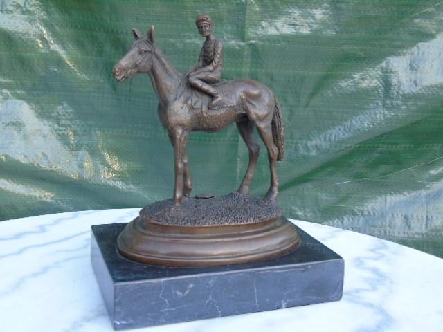 cheval et son jockey en bronze signé, MILO, Enlèvement ou Envoi, Bronze