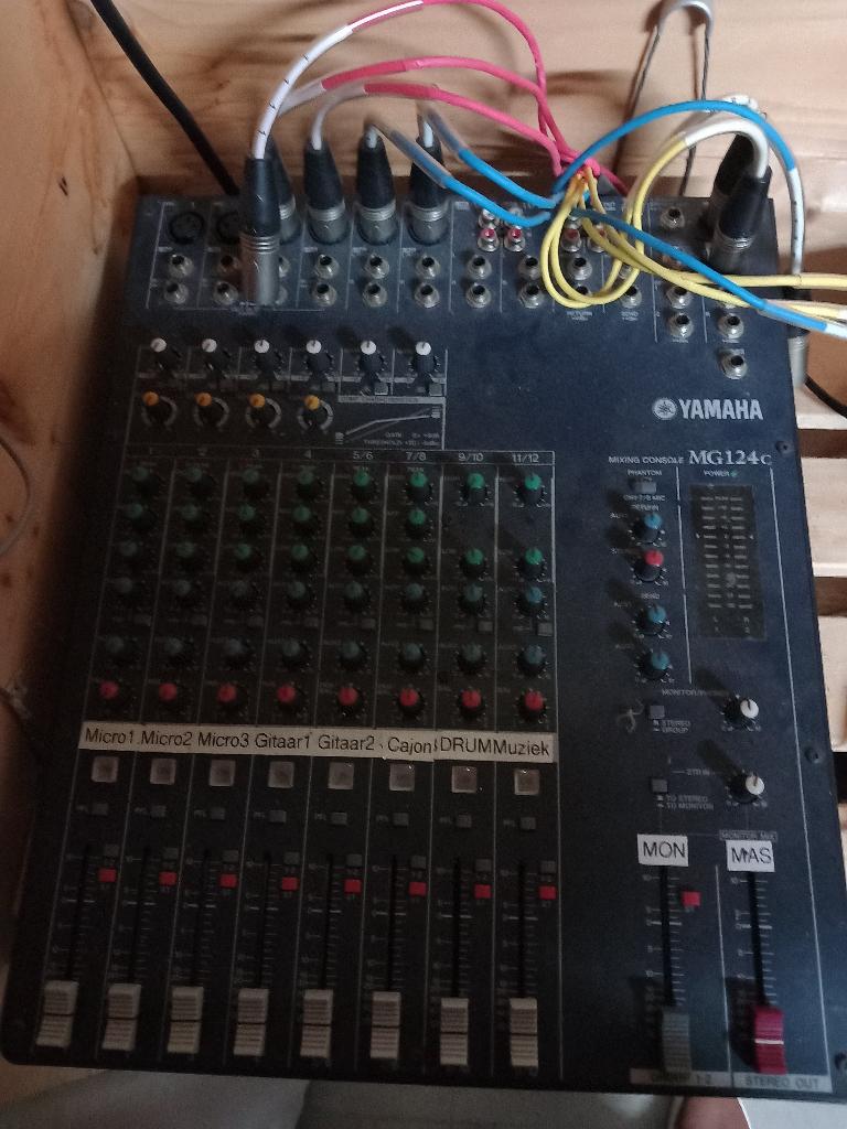 Mengpaneel Yamaha MG124 C en  Devine SNC-15-8-4  15 meter, Muziek en Instrumenten, Ophalen, Gebruikt, 10 tot 20 kanalen, Microfooningang