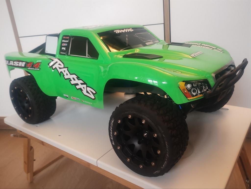 Bijna nieuwe traxxas Slash clipless 2WD TITAN geüpgrade, Hobby en Vrije tijd, Ophalen of Verzenden
