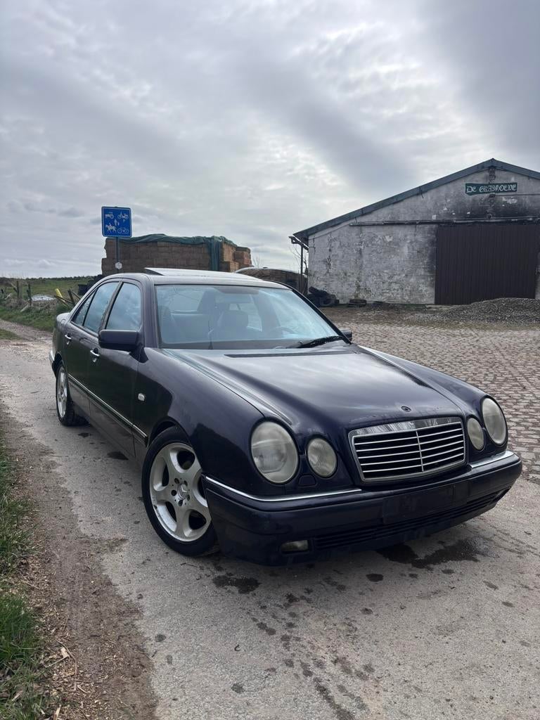 Mercedes E240 V6 Avantgarde Automaat Leer Schuifdak 180.000, Automaat, 4 deurs, Bedrijf, Grijs