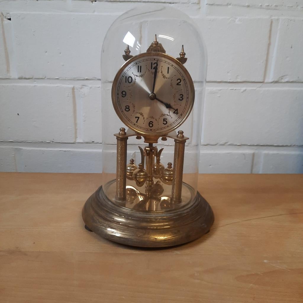 Oud staand klokje, Enlèvement