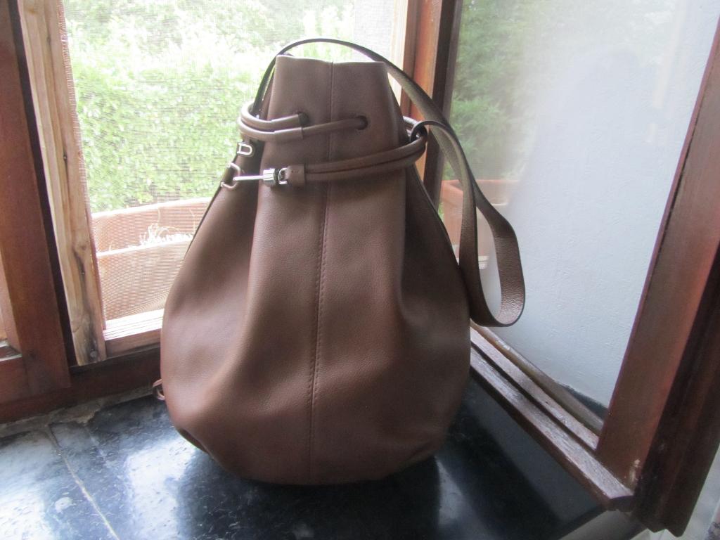 DELVAUX Sac NOMADE fauve siglé, Envoi