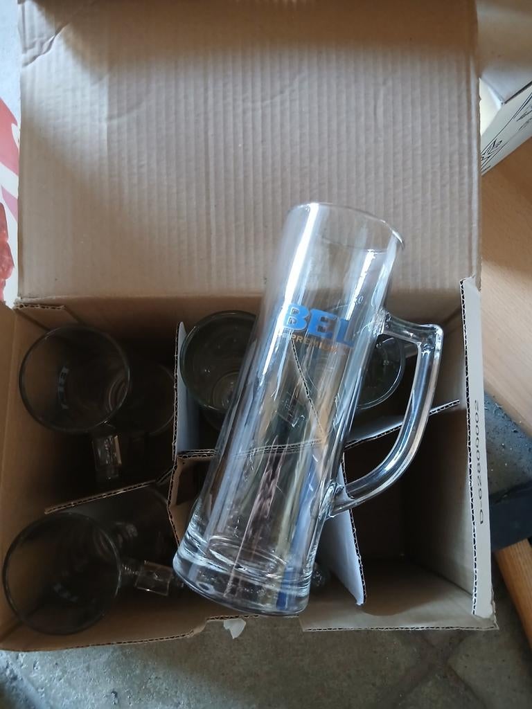 2 dozen Bel glazen 0,5 liter,1 doos trippel karmeliet 0.3,, Ophalen