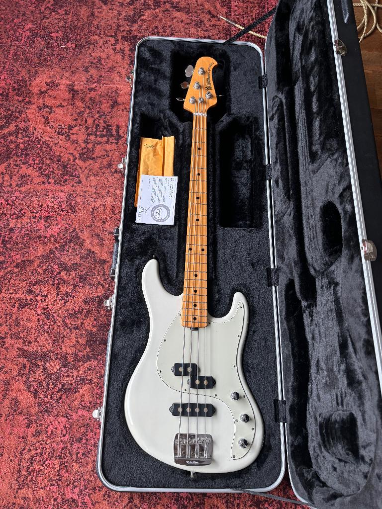 Ernie Ball Music Man Caprice bass, Muziek en Instrumenten, Snaarinstrumenten | Gitaren | Bas, Ophalen, Zo goed als nieuw, Elektrisch