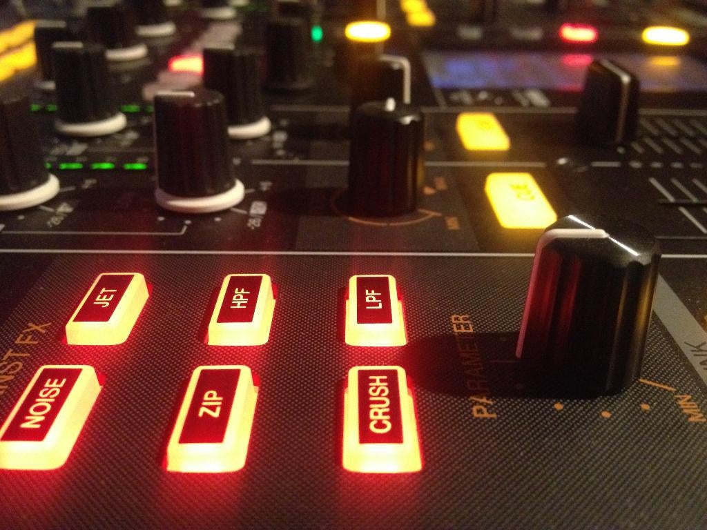 Table de mixage Pioneer DJM 2000, Enlèvement