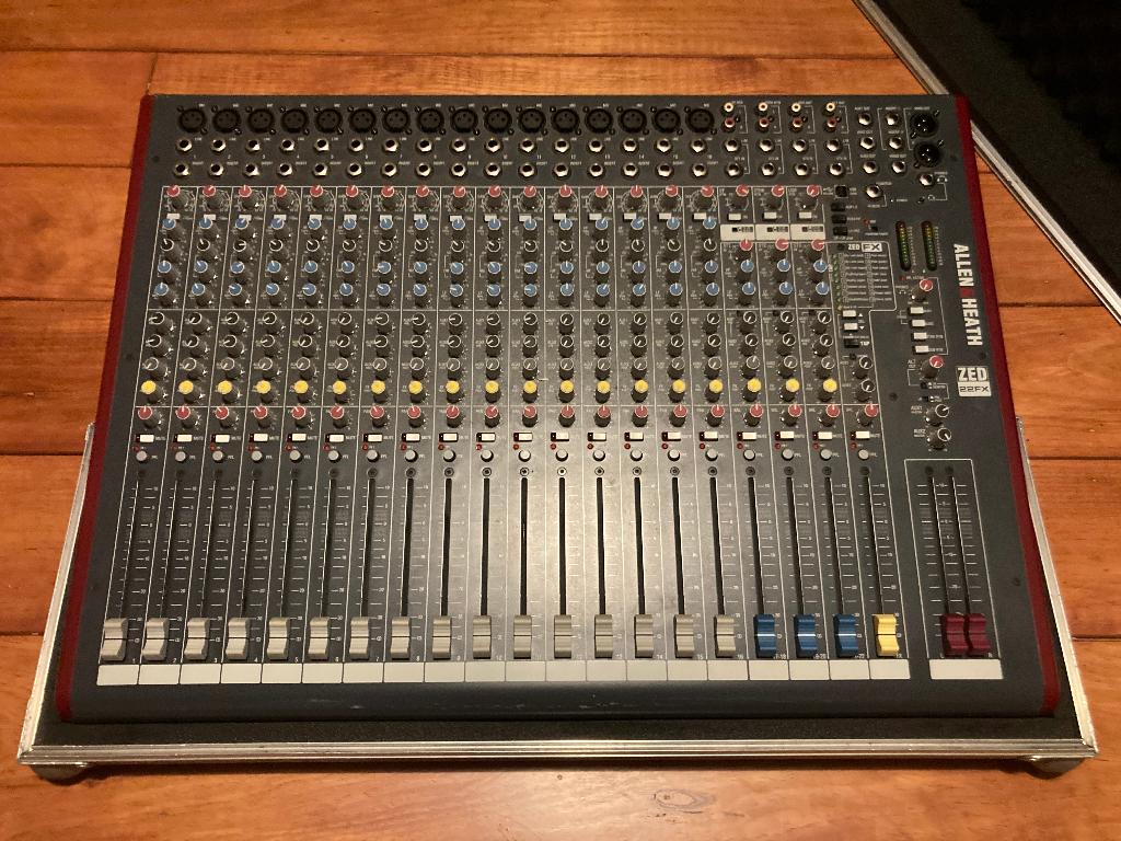 Allen & Heath ZED-22FX met flightcase, Muziek en Instrumenten, Ophalen, Zo goed als nieuw, 20 kanalen of meer, Microfooningang