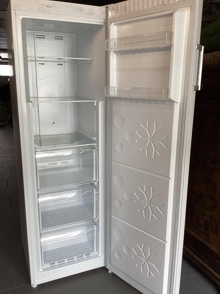 Diepvriezer, Elektronische apparatuur, Vriezers en Diepvrieskisten, Nieuw, Minder dan 60 cm, 160 cm of meer, Vrijstaand