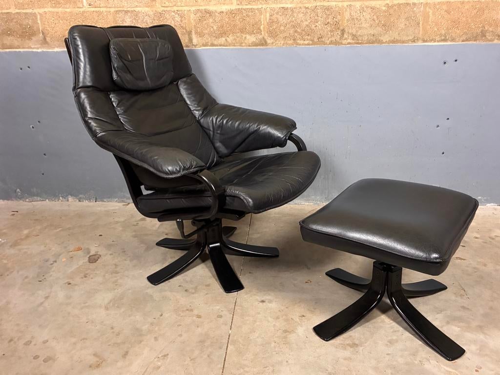 Deens design Skalma draaifauteuil met hocker, Huis en Inrichting, Ophalen, Gebruikt, Hout, Vintage Seventies Deens design Skalma Ekorned Knudsen
