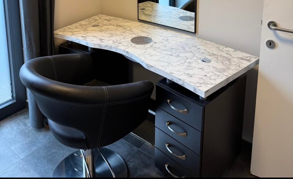 Manicuretafel met wieltjes en afzuiging (nieuwprijs 2200€), Ophalen, Gebruikt