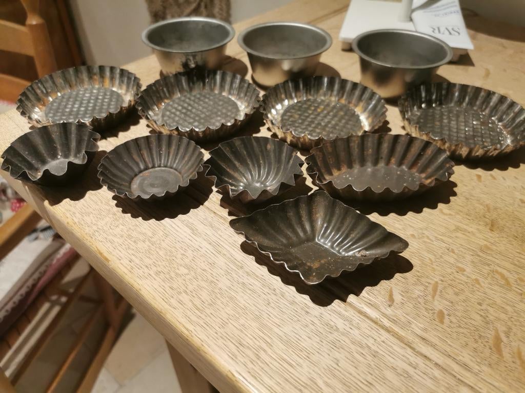 12 moules à pâtisserie anciens en métal, Enlèvement ou Envoi