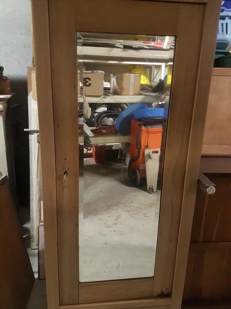 Armoire avec miroir, Enlèvement