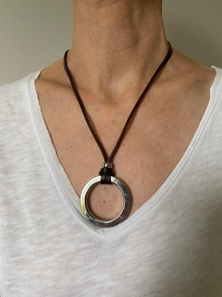 halsketting met metalen ring, Handtassen en Accessoires, Kettingen, Ophalen of Verzenden, Zo goed als nieuw, Bruin, Overige materialen