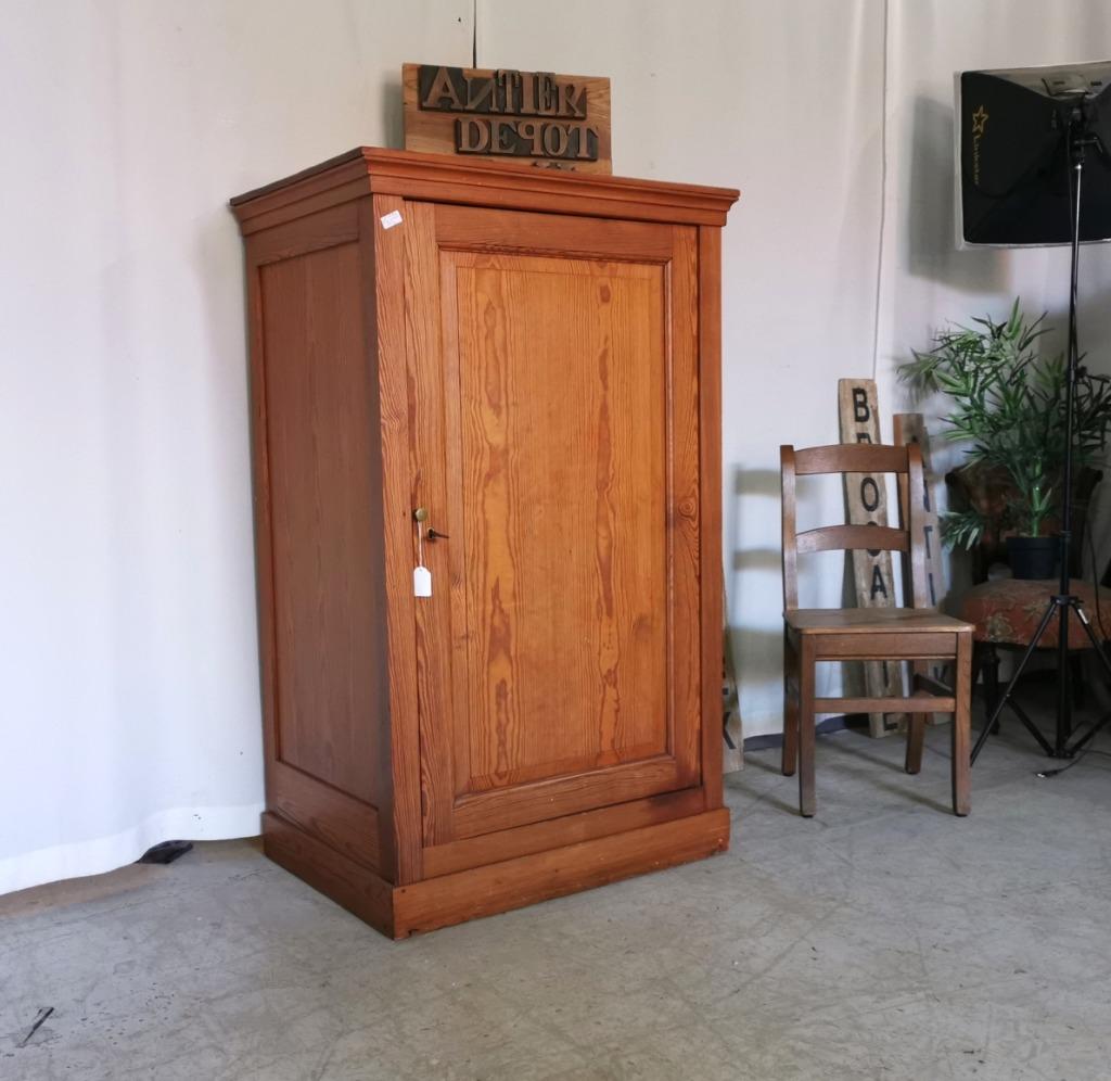 Armoire de campagne ancienne en pitchpin  H 140 W 86, Antiquités & Art, Enlèvement