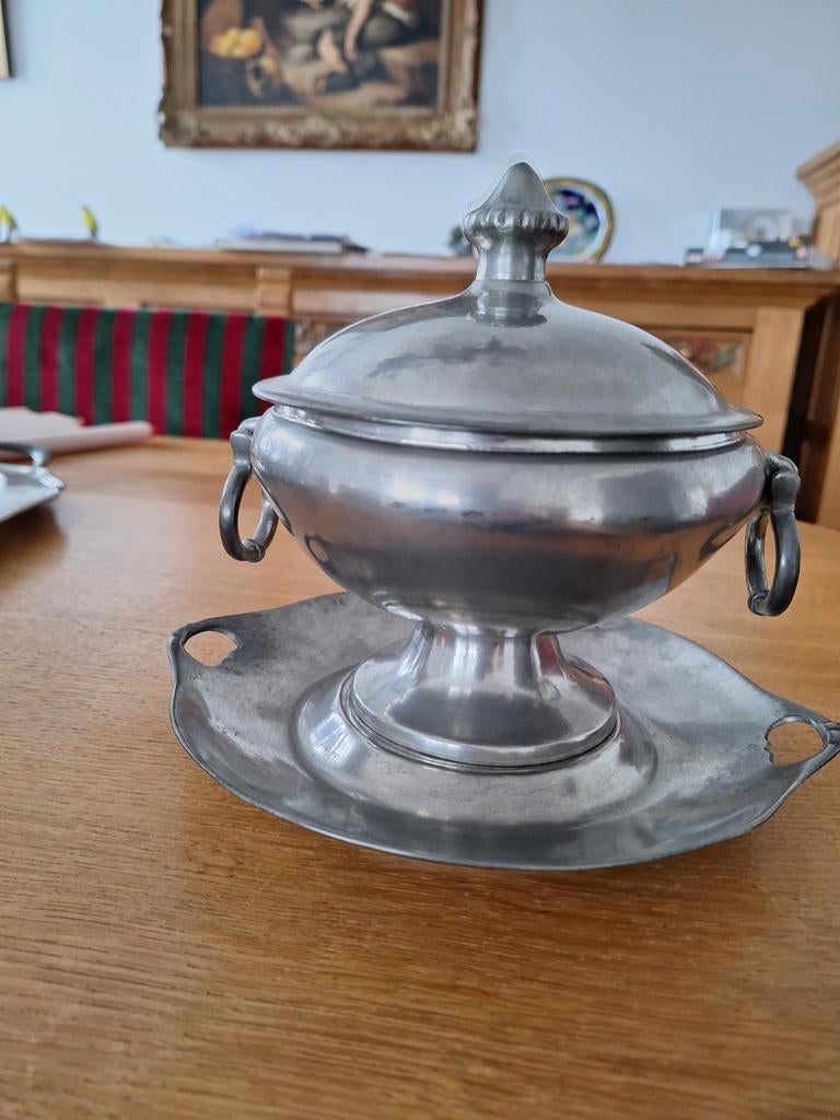 Soupière avec plateau en étain, Enlèvement