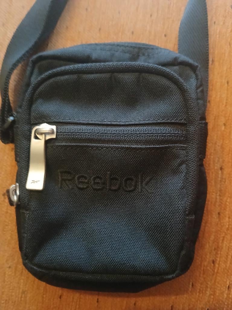 Titel  Reebok Klein Schoudertasje – Nieuw & Ongebruikt, Overige merken, Zwart, Ophalen of Verzenden, Zo goed als nieuw