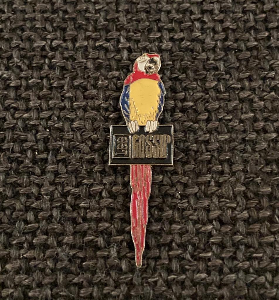 PIN - LEE - GOSSIP - PAPEGAAI - PERROQUET, Envoi, Utilisé, Marque, Insigne ou Pin's