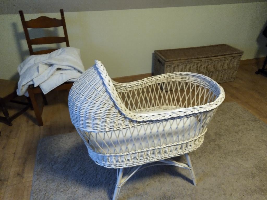 Rotan wieg , wit, Kinderen en Baby's, Ophalen, Zo goed als nieuw, Minder dan 140 cm, Matras