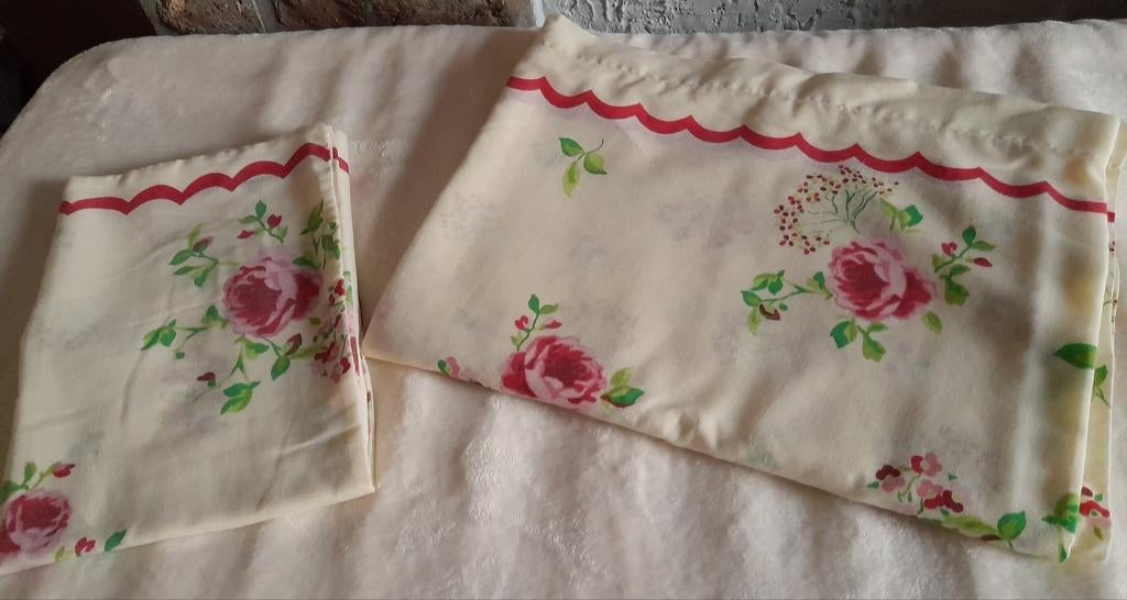 Vintage - Drap + taie avec roses rouges70%polyester30% coton, Antiquités & Art, Enlèvement ou Envoi