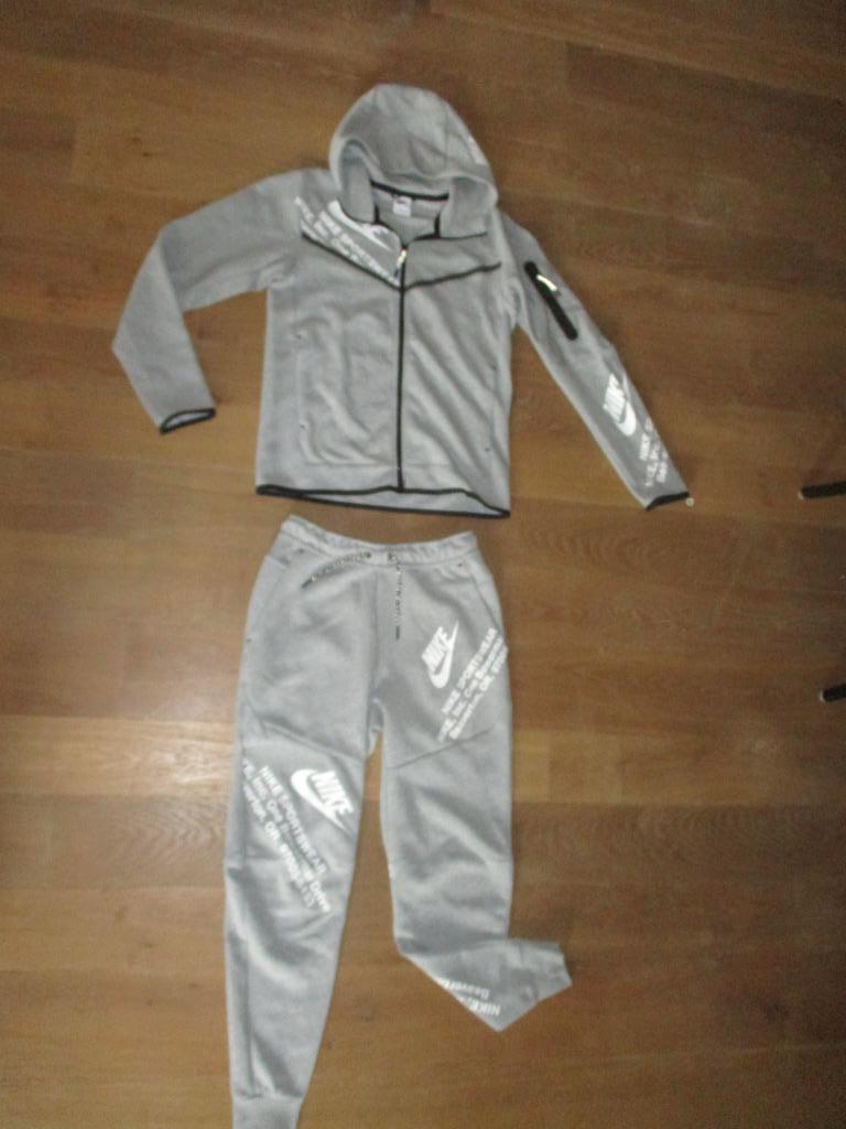 Nieuw Nike jas met kap + broek fleece ,joggingspak grijs wit, Neuf, Gris, Enlèvement ou Envoi, Général