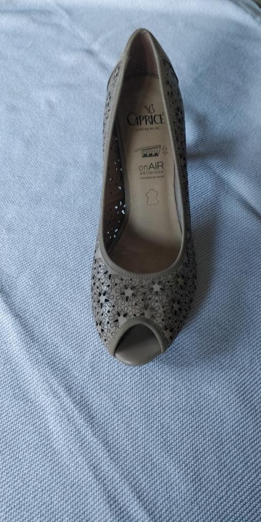 NIEUW Bruine lederen damesschoen met hak maat 40,5, Ophalen of Verzenden, Nieuw