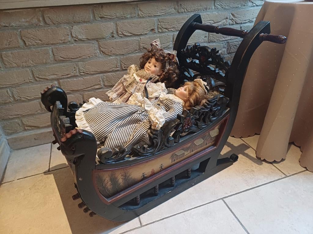 Antieken houten slee met 2 porseleinen poppen, Antiek en Kunst, Ophalen