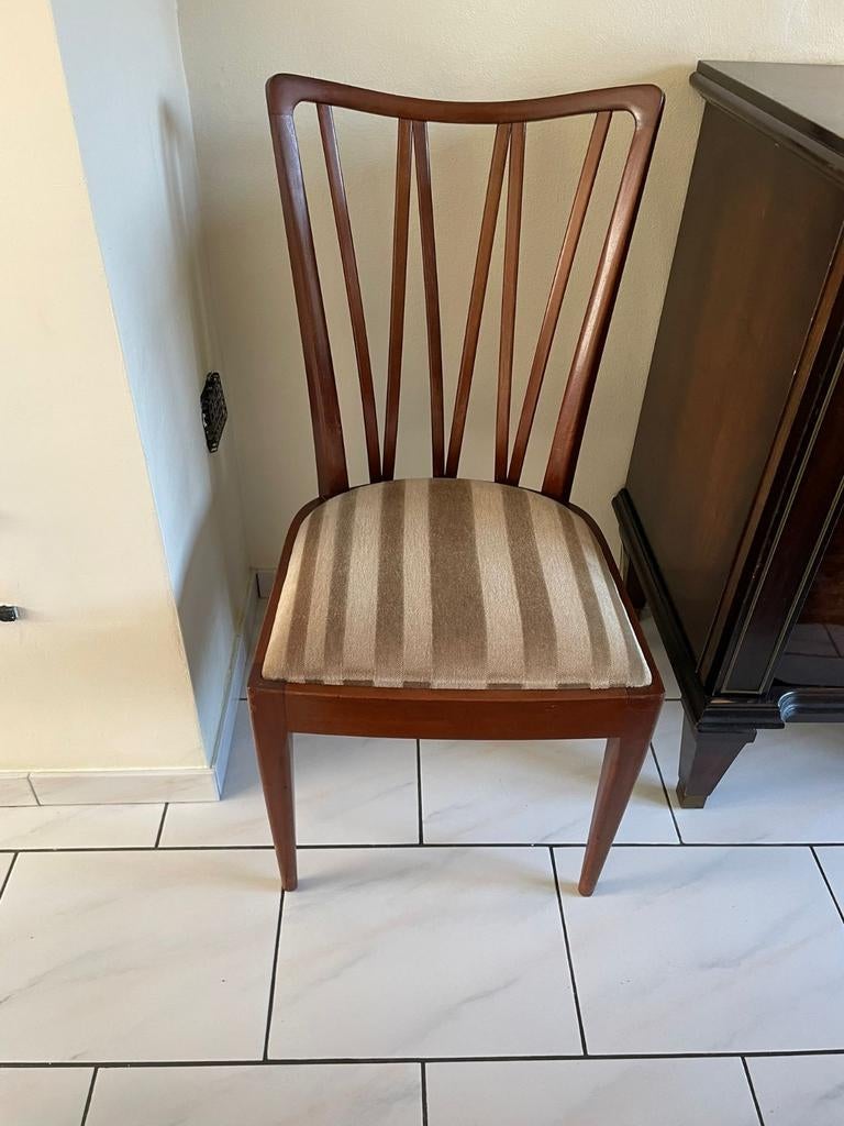 7 chaises noyer, Enlèvement, Une