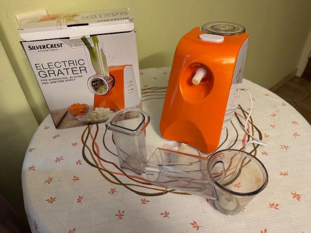 Elektrische groenten rasp/snijder – 5 in 1 – als nieuw, Huis en Inrichting, Ophalen of Verzenden, Zo goed als nieuw, Snijmachine