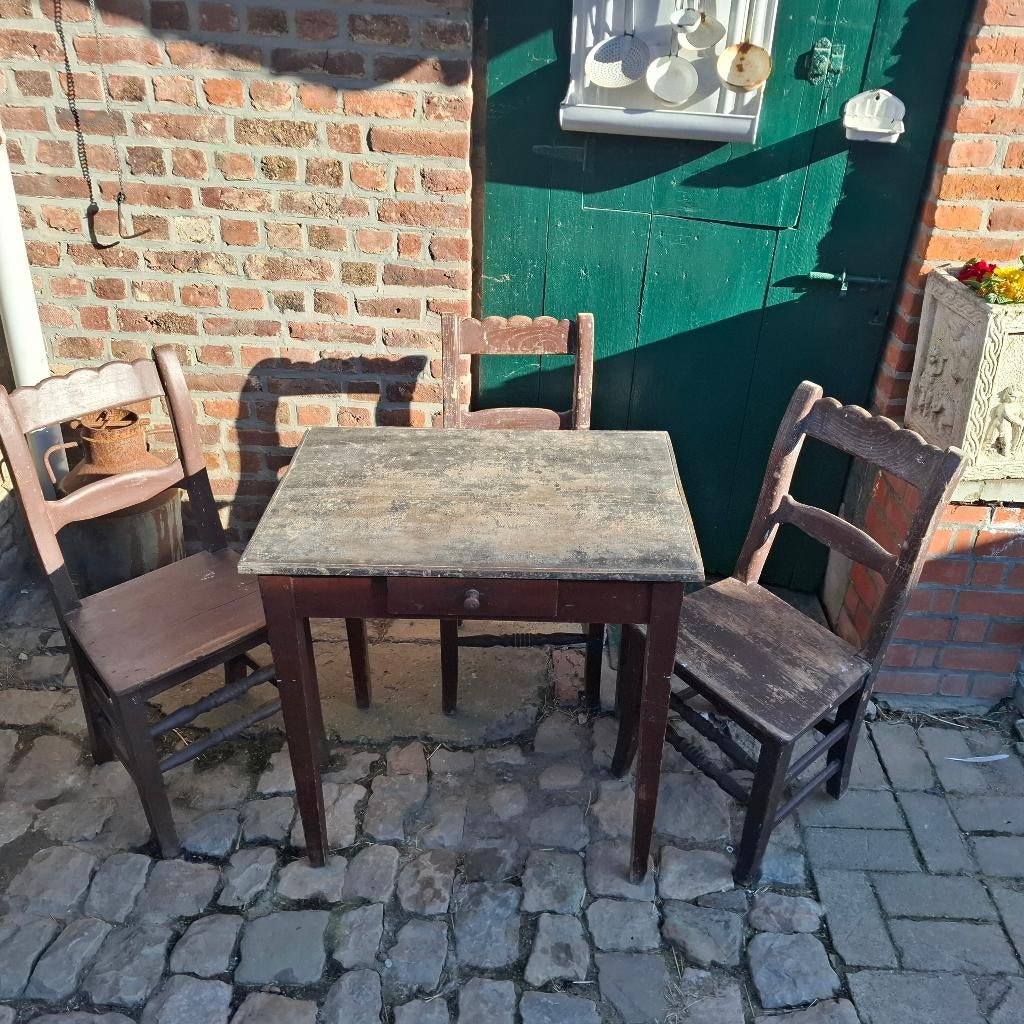 Drie antieke zeer oude stoelen, Ophalen