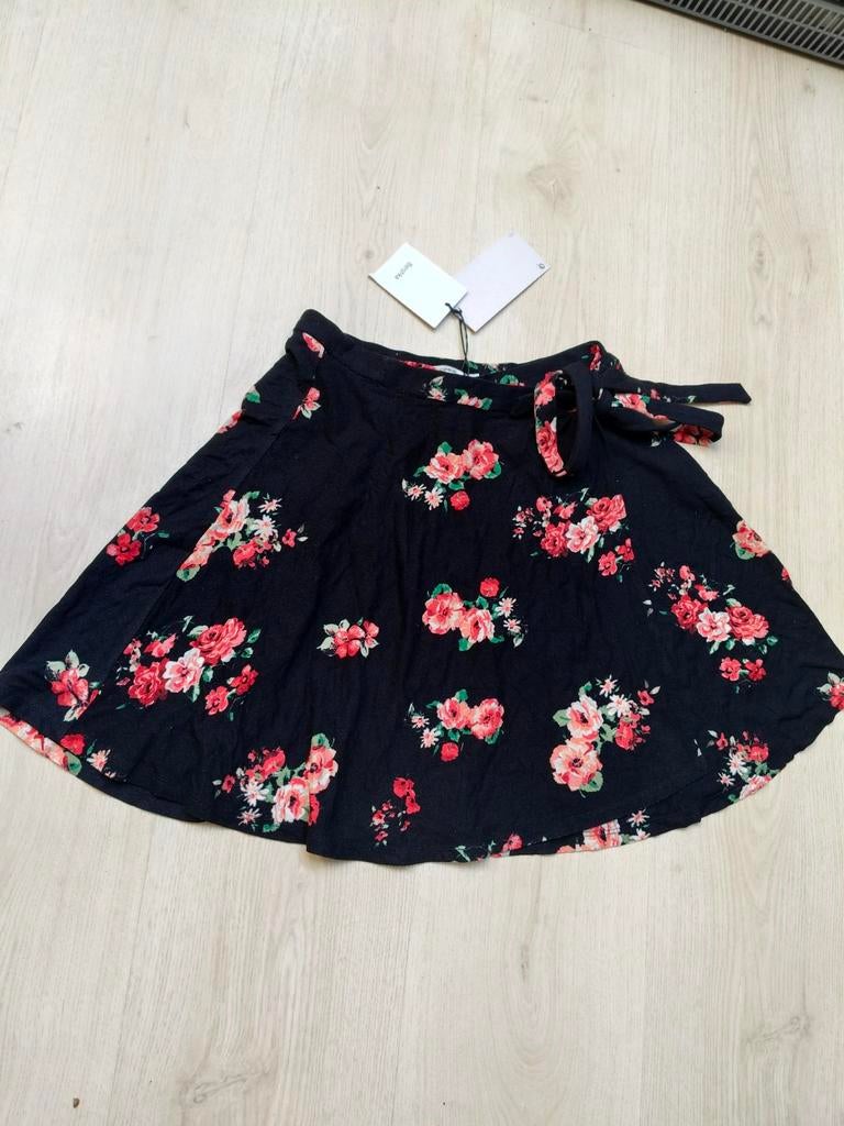 Nieuwe bloemenrok (Medium), Kleding | Dames, Rokken, Maat 38/40 (M), Nieuw, Boven de knie, Bershka