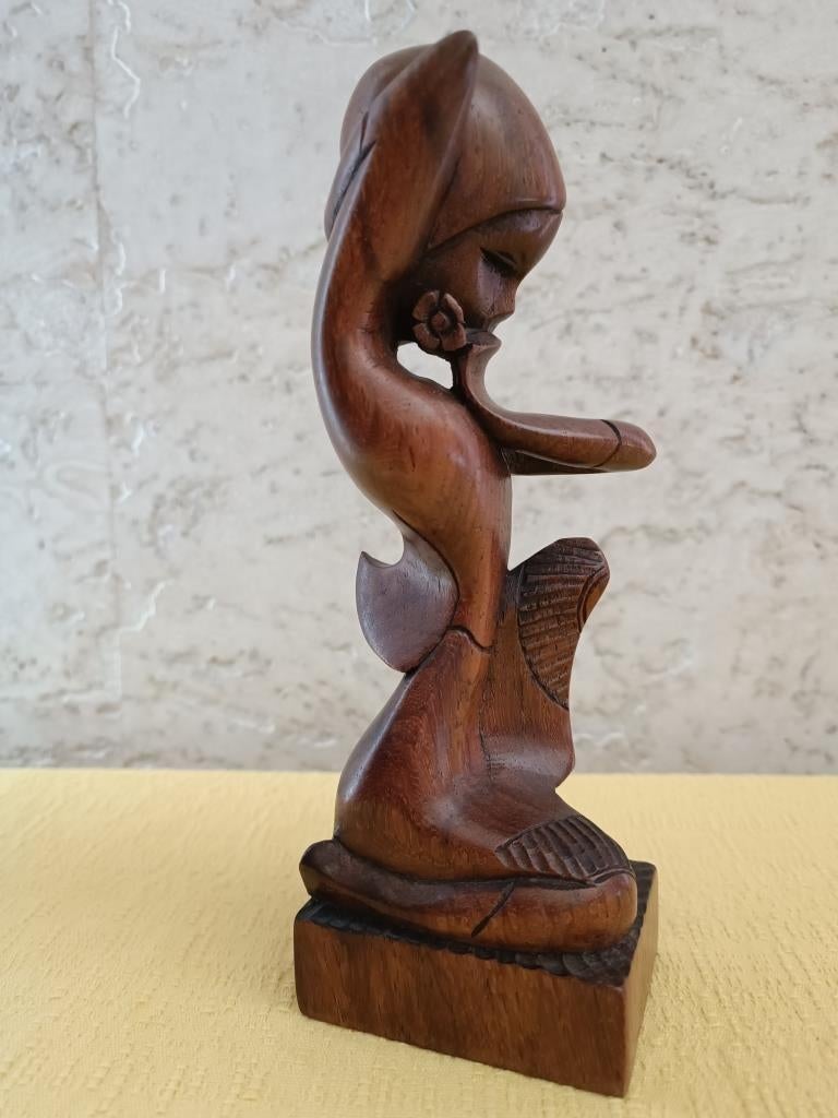 Jolie statuette en bois d'une jeune femme - 21,5 cm de haut, Antiquités & Art, Sur socle, Bois, Brun, Enlèvement