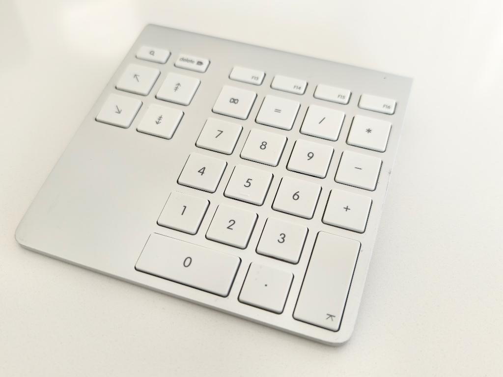 belkin bluetooth numeric keypad IFBT067, Informatique & Logiciels, Claviers, Utilisé, Numerique, Sans fil, Enlèvement