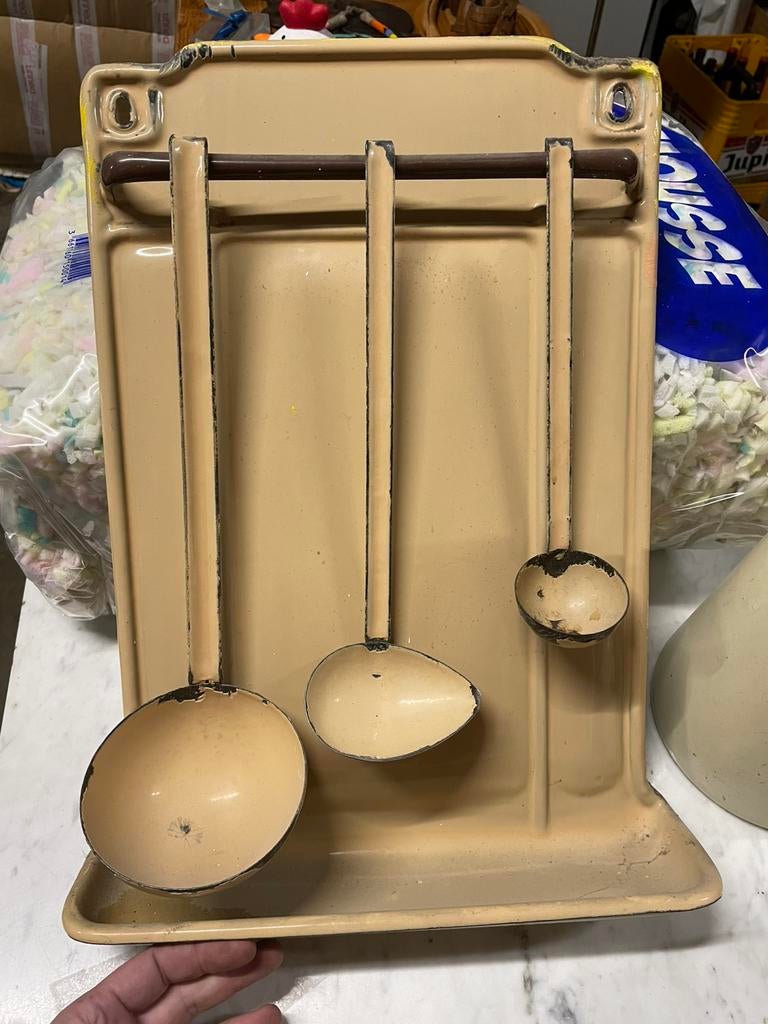 Egouttoir mural porte ustensiles de cuisine émaillé beige, Antiquités & Art, Enlèvement