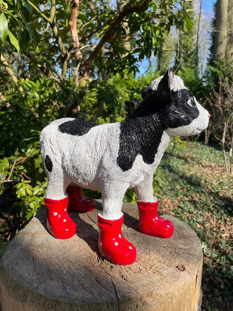 Kalf koe Rood regenlaarsjes tuin boerderij, Tuin en Terras, Ophalen of Verzenden, Nieuw, Kunststof, Dierenbeeld