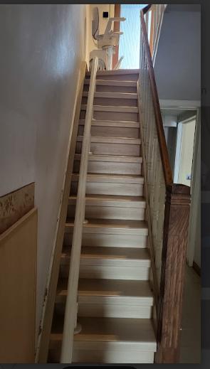 Traplift, Wit met een bruine stoel, de merk is "Otolift ", Ophalen, Zo goed als nieuw, Recht