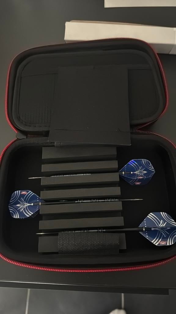 Darts met opbergdoos, Sport en Fitness, Darts, Ophalen of Verzenden, Zo goed als nieuw