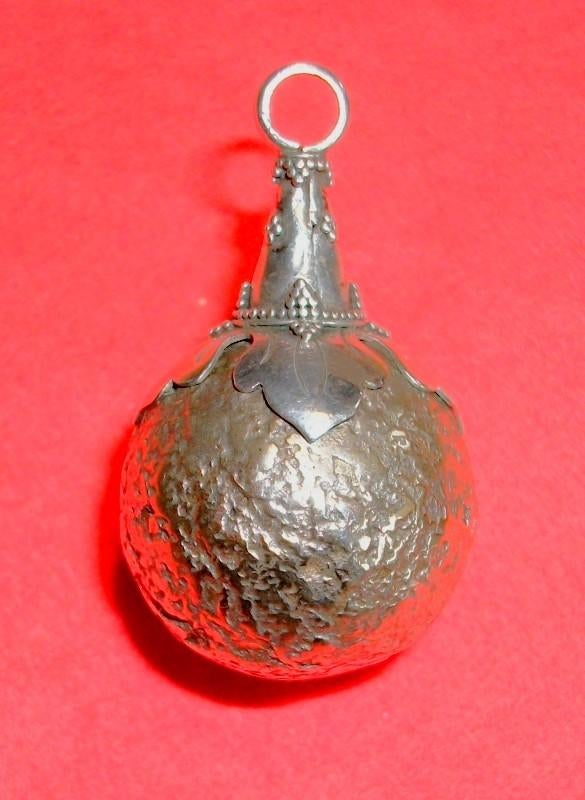 Te koop: Zilveren zwangerschapsbelletje met zachte geluidjes, Ophalen, Zo goed als nieuw