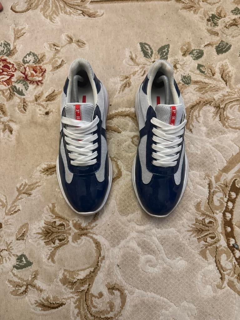 Gobelets Prada, Enlèvement, Comme neuf