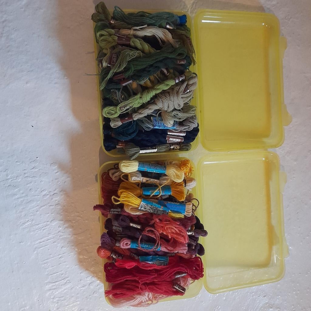 Borduurgaren 2 volle dozen diverse kleuren, Hobby en Vrije tijd, Ophalen of Verzenden, Zo goed als nieuw, Handborduren, Borduurgaren of Zijde