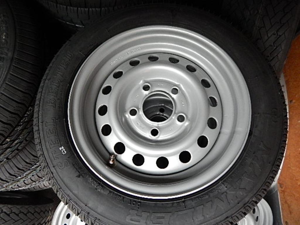 195/50-13C 104N KENDA band op zwarte velg.  85€, Ophalen