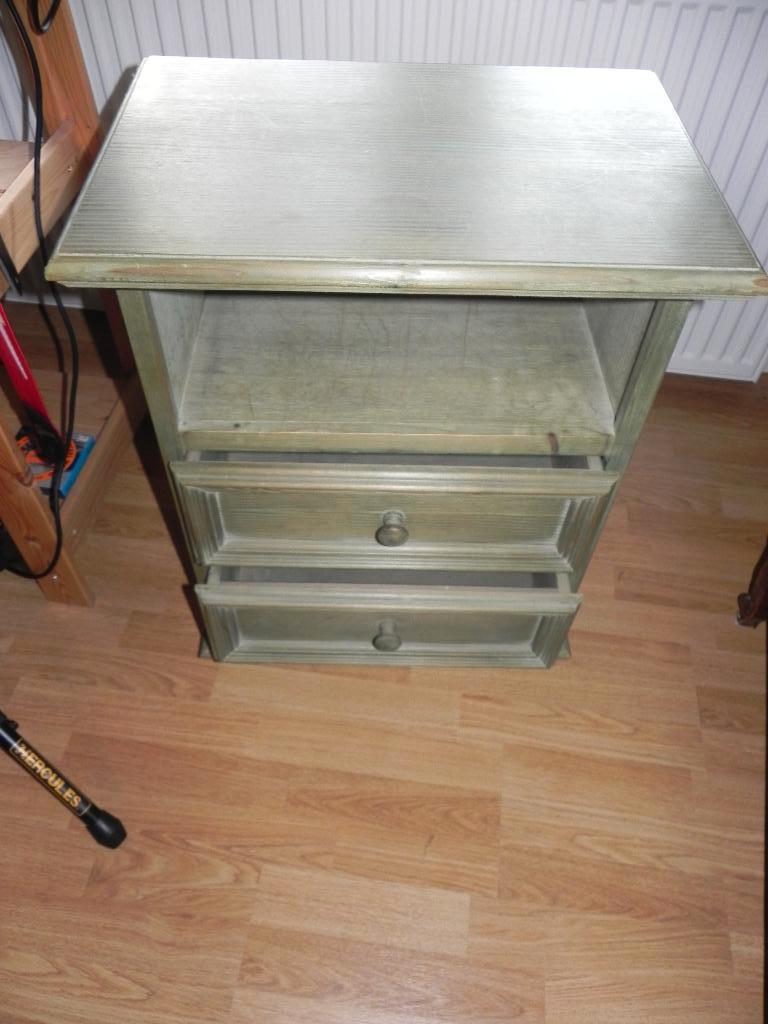 2 nachtkastjes van groen grenen (paar), Huis en Inrichting, Ophalen, Nieuw, 55 tot 70 cm, 45 tot 65 cm