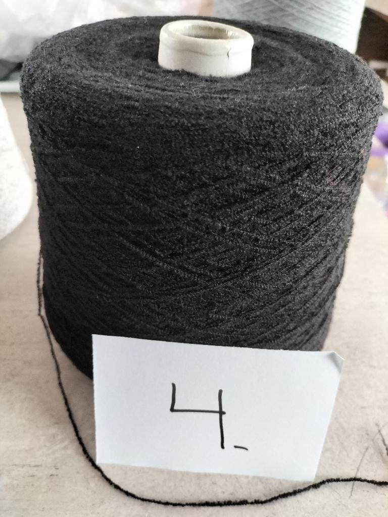 855g gekrulde zwarte wollen kegel nr. 4, Hobby en Vrije tijd, Breien en Haken, Ophalen of Verzenden