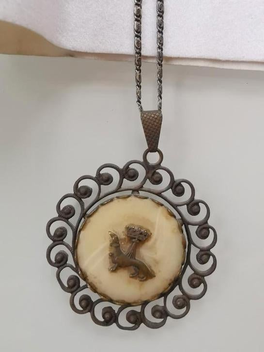 Médaillon chien argent et nacre + chaîne argent 60 cm, Enlèvement ou Envoi, Utilisé