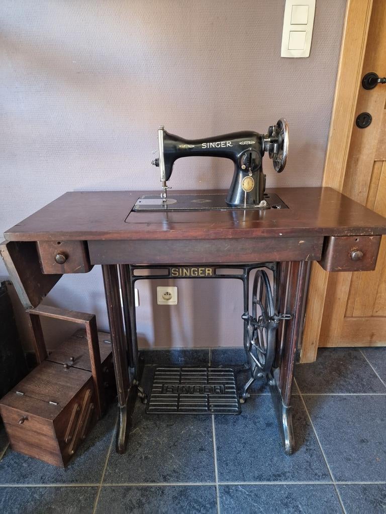 Machine à coudre antique SINGER + boîte à couture antique., Enlèvement