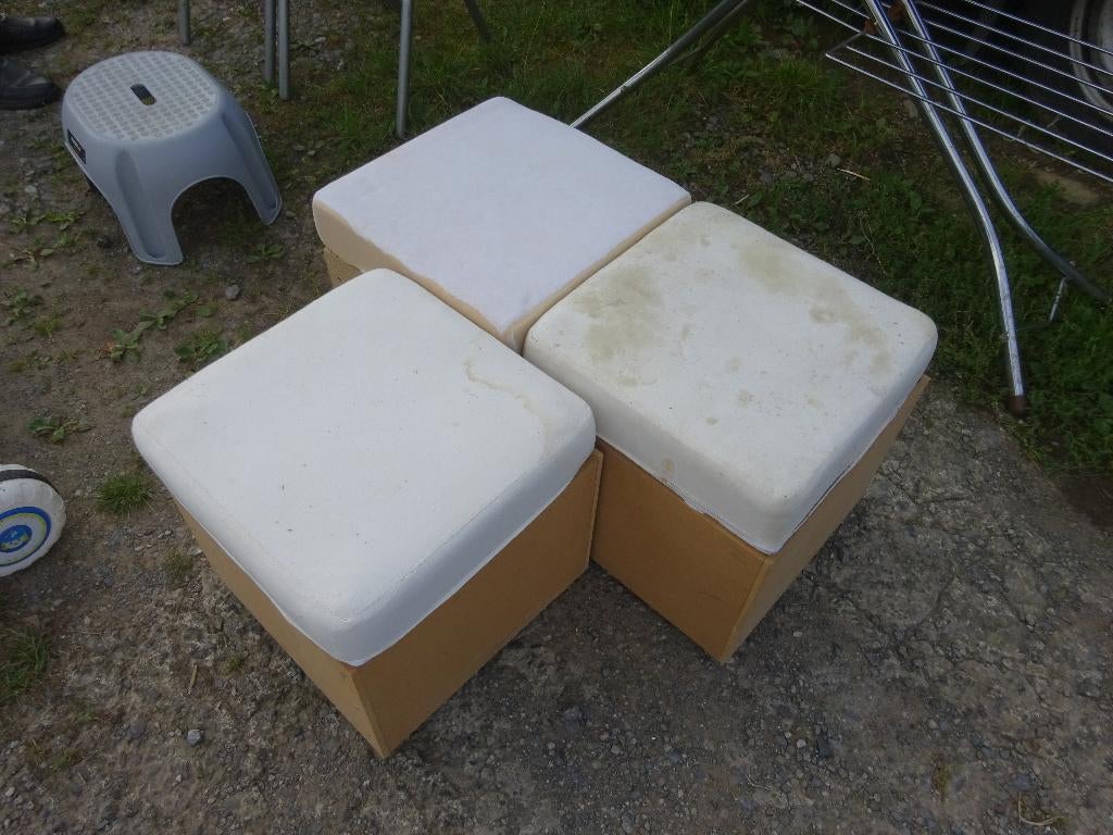 Vend un lot de 3 poufs IKEA à recouvrir, Maison & Meubles, Canapés | Repose-pieds & Poufs, Enlèvement, Utilisé, Carré, Bois