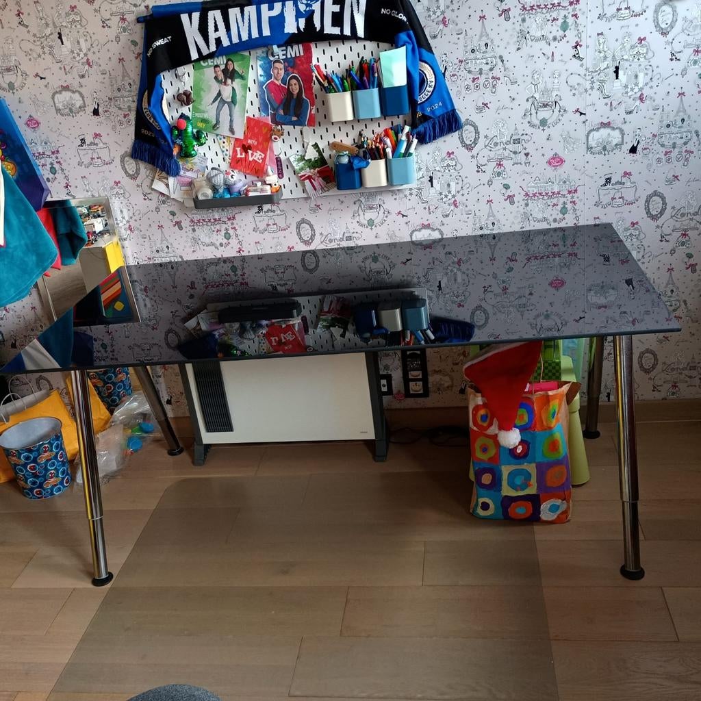 Tafel of bureau met zwart glas - poten verstelbaar in hoogte, Ophalen, Bureau