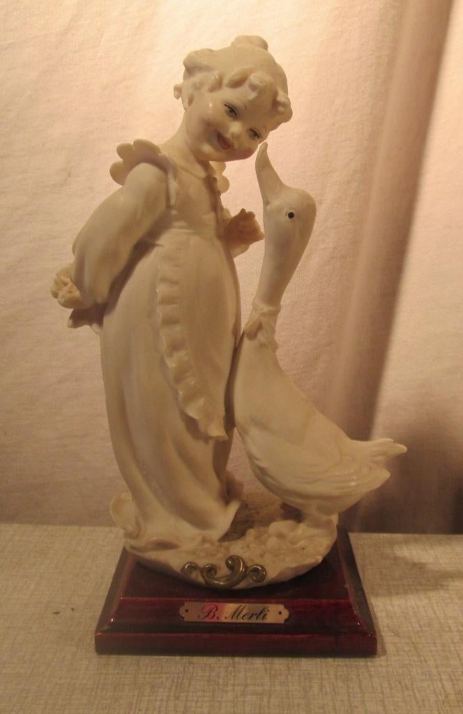 Prachtig Beeld 'Meisje met Zwaan' - Merli Capodimonte - 19cm, Ophalen of Verzenden, Zo goed als nieuw