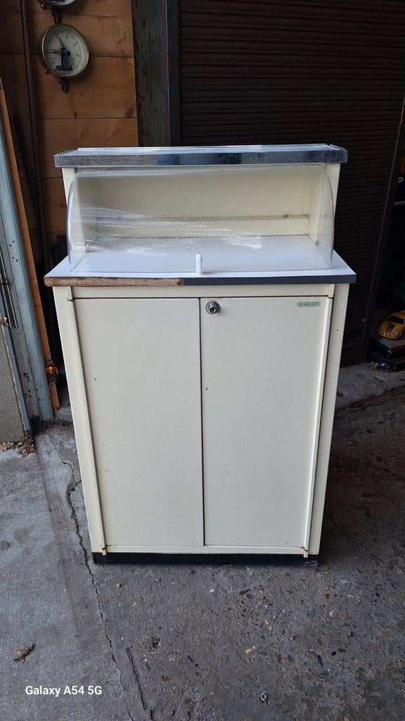 Ancienne armoire de médecin en métal, Enlèvement