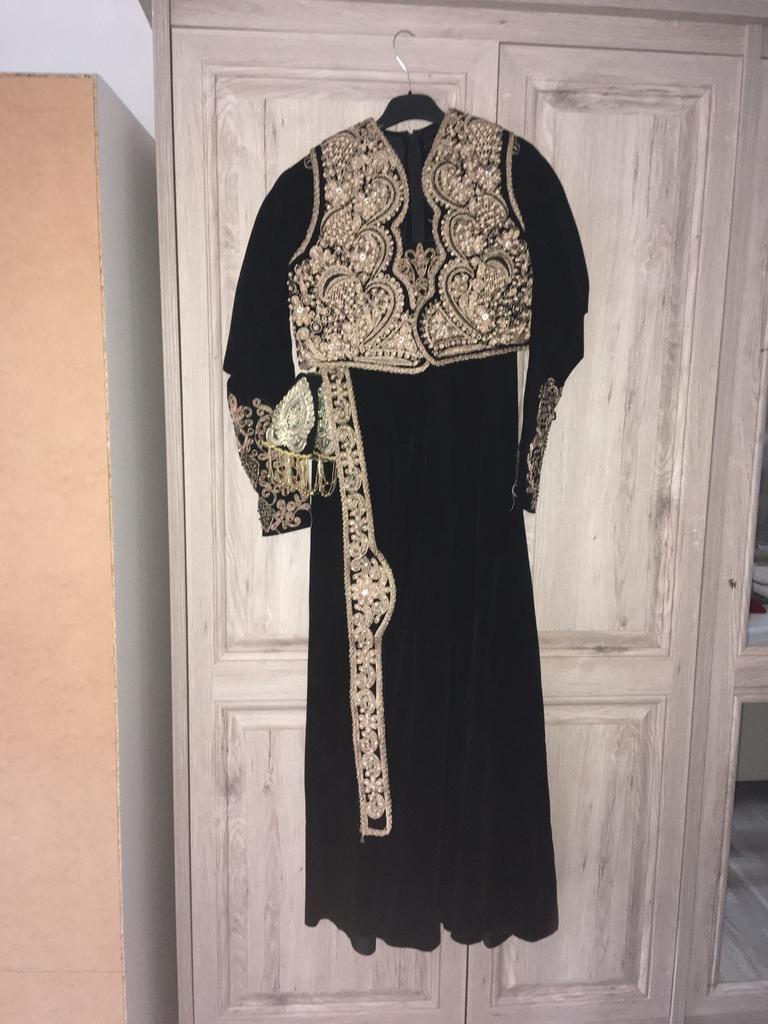 Beaux vêtements traditionnels, Enlèvement ou Envoi, Comme neuf