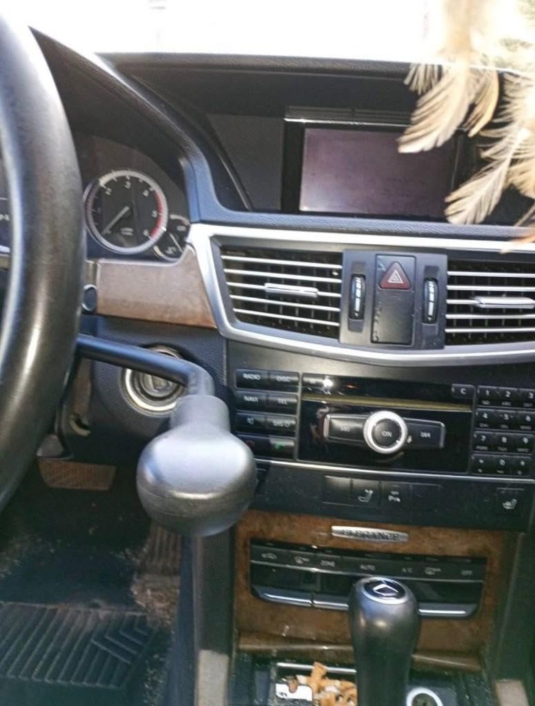 Probleem met de motor van de Mercedes-Benz E 220 CDI, Automaat, 1998 cc, Achterwielaandrijving, Zwart